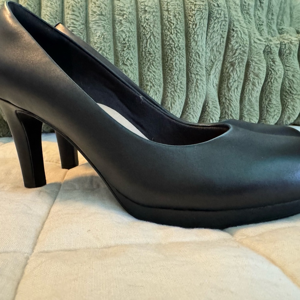 Clarks Black Leather Women's Mid-Heel Pump